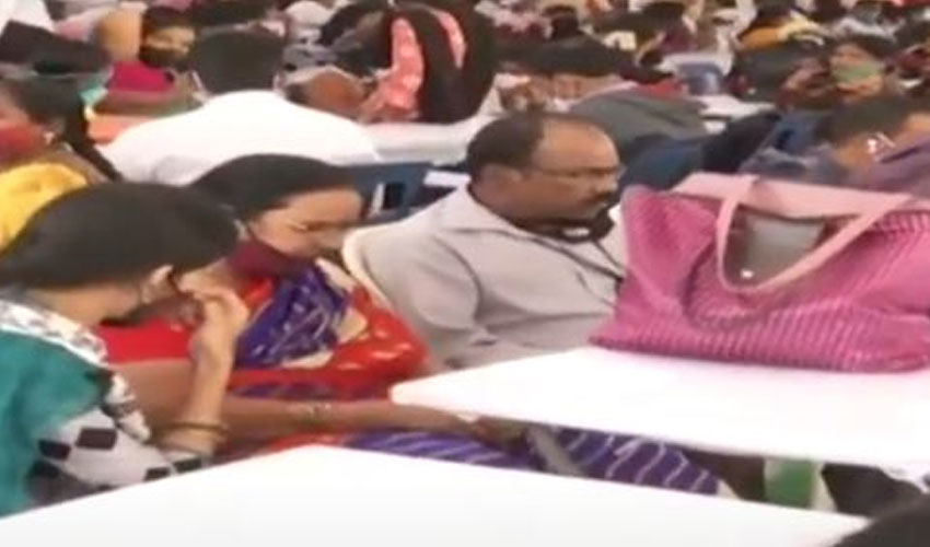మేము రెడీ..మీరు రెడీనా : గ్రేటర్ ఎన్నికల పోలింగ్ స్టేషన్ కు సిబ్బంది మేము రెడీ..మీరు రెడీనా : గ్రేటర్ ఎన్నికల పోలింగ్ స్టేషన్ కు సిబ్బంది