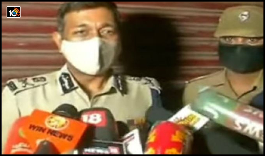 వ్యాపారి ఇంట్లో కాల్పులు..భార్యా, కొడుకుతో సహా ముగ్గురు మృతి వ్యాపారి ఇంట్లో కాల్పులు..భార్యా, కొడుకుతో సహా ముగ్గురు మృతి
