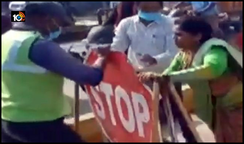టోల్ గేట్ సిబ్బందిపై ఏపీ వడ్డెర కార్పొరేషన్ చైర్ పర్సన్ రేవతి దాడి టోల్ గేట్ సిబ్బందిపై ఏపీ వడ్డెర కార్పొరేషన్ చైర్ పర్సన్ రేవతి దాడి