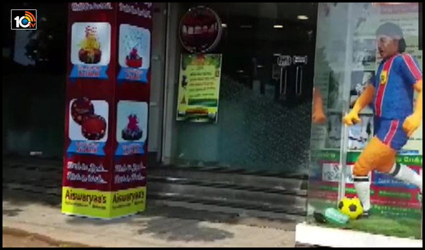 తమిళనాడు బేకరీలో మారడోనాకు నివాళిగా 6 అడుగుల కేక్ విగ్రహం తమిళనాడు బేకరీలో మారడోనాకు నివాళిగా 6 అడుగుల కేక్ విగ్రహం