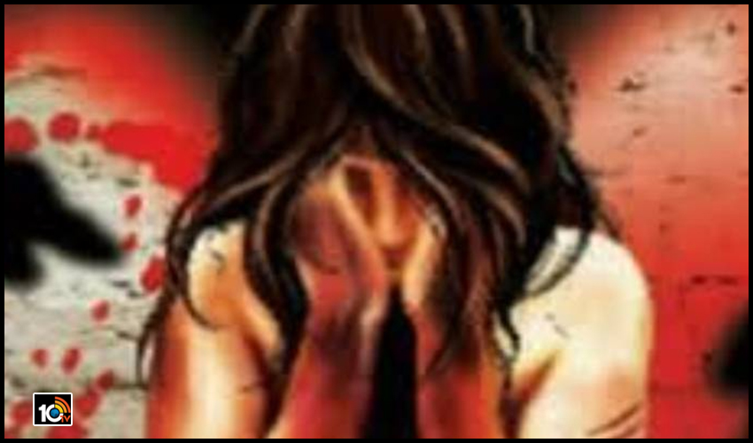 బాలికను బెదిరించి పలుమార్లు అత్యాచారం.. సెల్ఫోన్లో చిత్రీకరణ బాలికను బెదిరించి పలుమార్లు అత్యాచారం.. సెల్ఫోన్లో చిత్రీకరణ