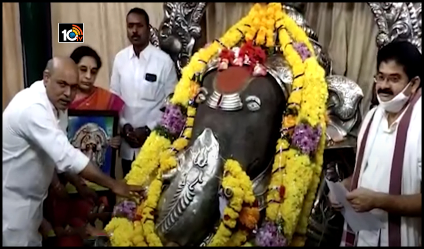 అనపర్తిలో హై టెన్షన్ : నేతల ప్రమాణాలు, విన్నావా వినాయక! అనపర్తిలో హై టెన్షన్ : నేతల ప్రమాణాలు, విన్నావా వినాయక!