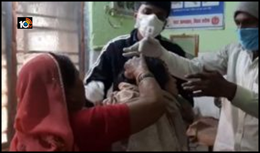 ప్రియుడి పెళ్లిలో..ప్రియురాలు రచ్చ..భార్య జుట్టు కత్తిరించి కళ్లను ఫెవిస్టిక్ తో అతికించేసి చావబాదేసింది ప్రియుడి పెళ్లిలో..ప్రియురాలు రచ్చ..భార్య జుట్టు కత్తిరించి కళ్లను ఫెవిస్టిక్ తో అతికించేసి చావబాదేసింది