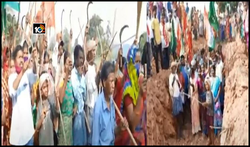 ఆదివాసీ భూముల్లో తవ్వకాలు : కొడవళ్లు, విల్లంబులు, బాణాలతో కదం తొక్కిన అడవిబిడ్డలు ఆదివాసీ భూముల్లో తవ్వకాలు : కొడవళ్లు, విల్లంబులు, బాణాలతో కదం తొక్కిన అడవిబిడ్డలు