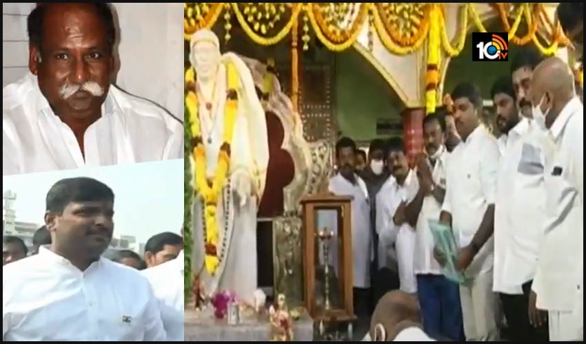 విశాఖలో హాట్ సండే : గుళ్లో అమర్నాథ్, ఇంట్లోనే వెలగపూడి విశాఖలో హాట్ సండే : గుళ్లో అమర్నాథ్, ఇంట్లోనే వెలగపూడి