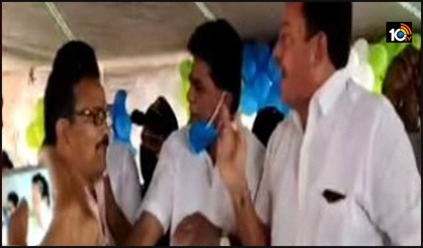 ఇళ్లపట్టాల పంపిణీలో రగడ..వైసీపీ, టీడీపీ మధ్య వాగ్వాదం ఇళ్లపట్టాల పంపిణీలో రగడ..వైసీపీ, టీడీపీ మధ్య వాగ్వాదం
