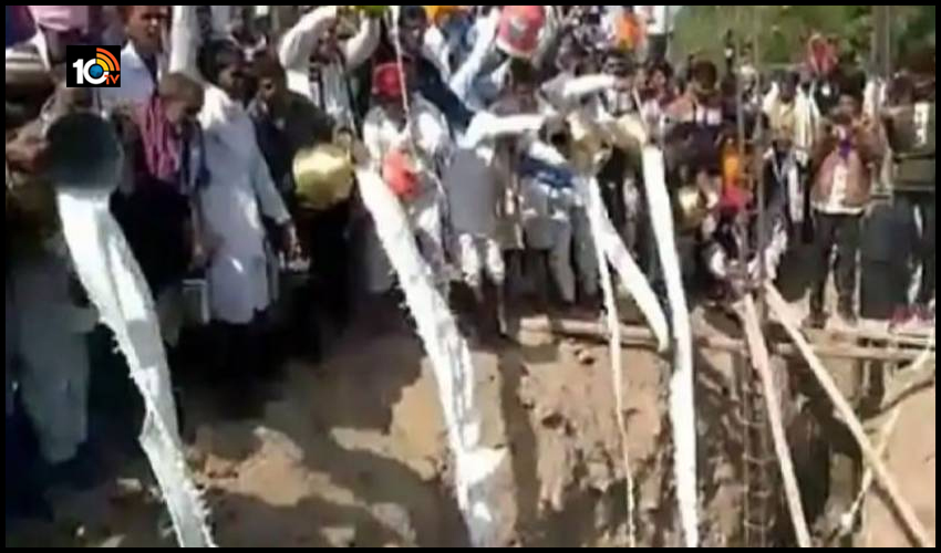 దేవనారాయణ్ ఆలయం పునాదుల్లో..11 వేల లీటర్ల పాలు, పెరుగు, నెయ్యి పోసిన గ్రామస్తులు