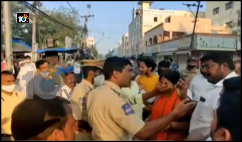 ఎల్ బి నగర్ పోలింగ్ కేంద్రంలో ఉద్రిక్తత..టీఆర్ఎస్, బీజేపీ కార్యకర్తల మధ్య ఘర్షణ ఎల్ బి నగర్ పోలింగ్ కేంద్రంలో ఉద్రిక్తత..టీఆర్ఎస్, బీజేపీ కార్యకర్తల మధ్య ఘర్షణ