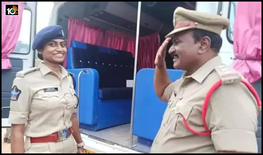 DSP అయిన పోలీస్ కూతురికి పోలీస్ తండ్రి సెల్యూట్ : తండ్రిని మించిన తనయ DSP అయిన పోలీస్ కూతురికి పోలీస్ తండ్రి సెల్యూట్ : తండ్రిని మించిన తనయ
