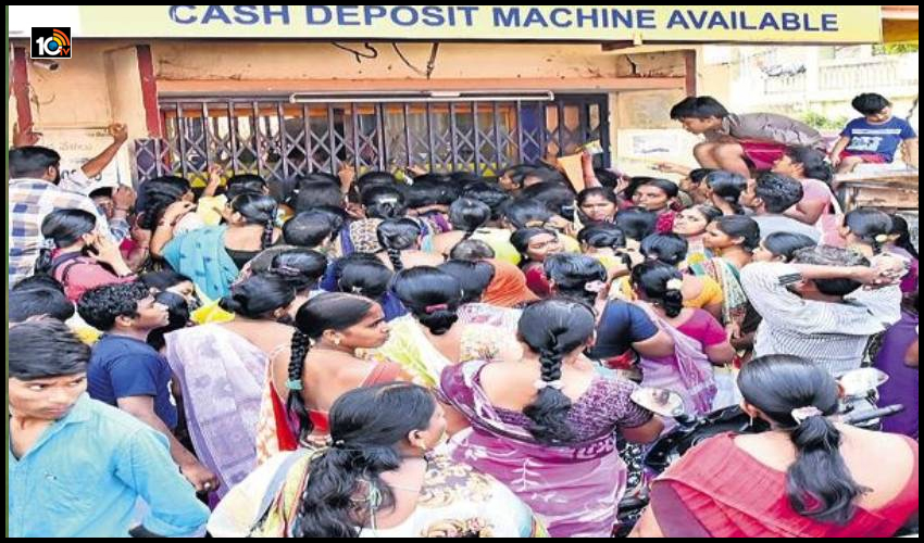 ఏపీలో ఏటీఎం సెంటర్ల వద్ద ఫుల్ రష్..చాంతాడంత క్యూ, మిషన్లు ఖాళీ ఏపీలో ఏటీఎం సెంటర్ల వద్ద ఫుల్ రష్..చాంతాడంత క్యూ, మిషన్లు ఖాళీ