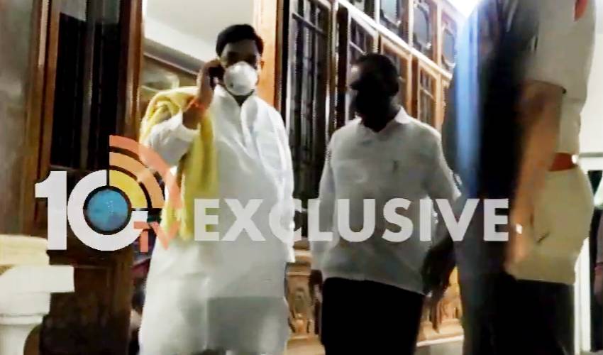 టీడీపీ నేత కళా వెంకట్రావు అరెస్టు టీడీపీ నేత కళా వెంకట్రావు అరెస్టు
