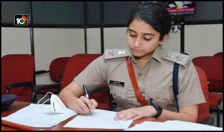 PSలోకి IPS సడెన్ ఎంట్రీ..గుర్తు పట్టని మహిళా పోలీస్..పనిష్మెంట్ ఇచ్చిన అధికారిణి PSలోకి IPS సడెన్ ఎంట్రీ..గుర్తు పట్టని మహిళా పోలీస్..పనిష్మెంట్ ఇచ్చిన అధికారిణి