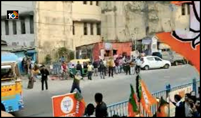 కోల్ కతాలో బీజేపీ ర్యాలీపై రాళ్ల దాడి కోల్ కతాలో బీజేపీ ర్యాలీపై రాళ్ల దాడి