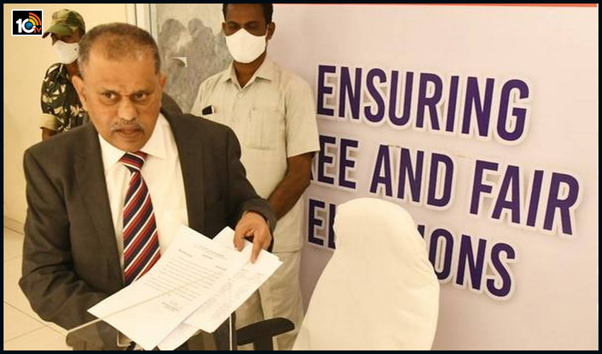 నామినేషన్ల ప్రక్రియ, అభ్యర్థుల ఆందోళనలు : అందరి చూపు సుప్రీంకోర్టు వైపు నామినేషన్ల ప్రక్రియ, అభ్యర్థుల ఆందోళనలు : అందరి చూపు సుప్రీంకోర్టు వైపు