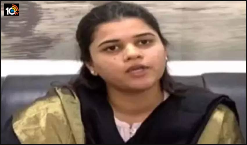భూమా అఖిలప్రియను జైలులో టెర్రరిస్టుకంటే దారుణంగా చూస్తున్నారు : భూమా మౌనిక రెడ్డి భూమా అఖిలప్రియను జైలులో టెర్రరిస్టుకంటే దారుణంగా చూస్తున్నారు : భూమా మౌనిక రెడ్డి