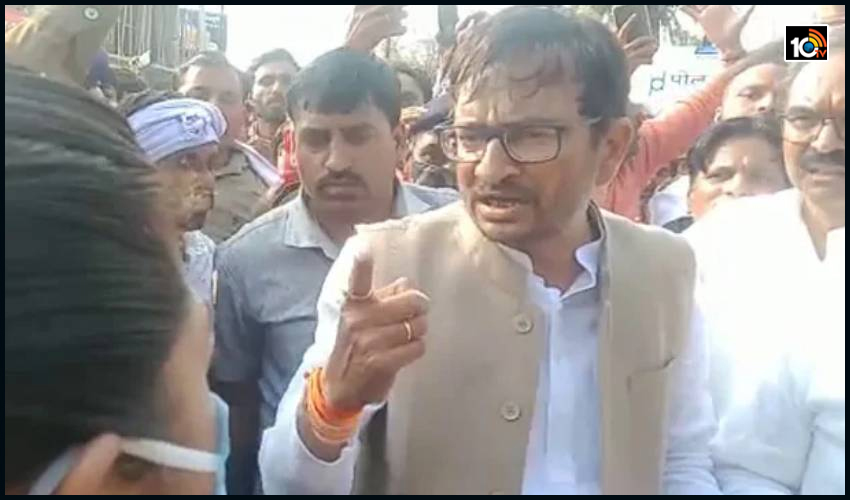 మహిళా అధికారిణిపై కాంగ్రెస్ ఎమ్మెల్యే అనుచిత వ్యాఖ్యలు..వీడియో వైరల్ మహిళా అధికారిణిపై కాంగ్రెస్ ఎమ్మెల్యే అనుచిత వ్యాఖ్యలు..వీడియో వైరల్