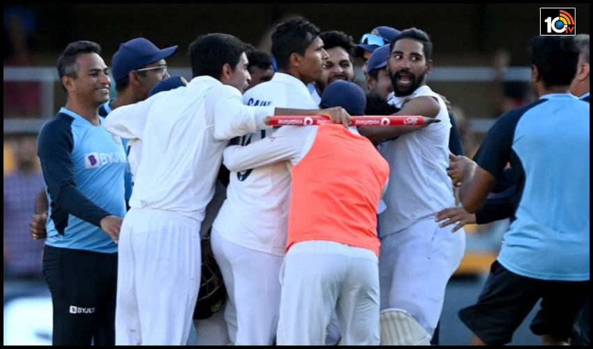 గబ్బాలో దెబ్బ: తొలి సారి దమ్ముచూపిన టీమిండియా.. 33ఏళ్ల తర్వాత ఆసీస్కు పరాభవం గబ్బాలో దెబ్బ: తొలి సారి దమ్ముచూపిన టీమిండియా.. 33ఏళ్ల తర్వాత ఆసీస్కు పరాభవం