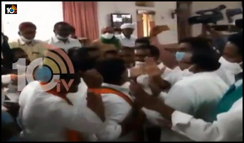 ఖమ్మం జెడ్పీ సమావేశం…రైతులు, బీజేపీ, టీఆర్ఎస్ నేతల ఘర్షణ ఖమ్మం జెడ్పీ సమావేశం…రైతులు, బీజేపీ, టీఆర్ఎస్ నేతల ఘర్షణ