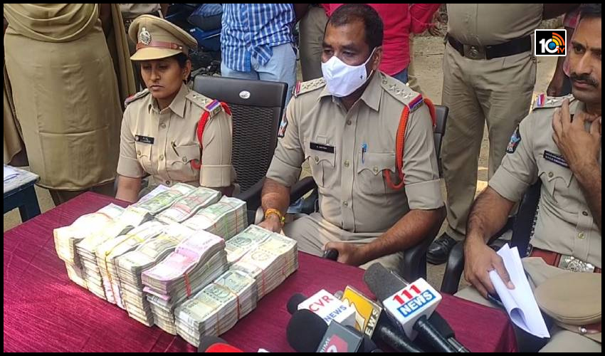 ఆర్టీసీ బస్సులో తరలిస్తున్న రూ.50 లక్షలు పట్టివేత ఆర్టీసీ బస్సులో తరలిస్తున్న రూ.50 లక్షలు పట్టివేత