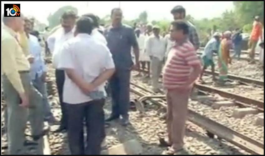 రైల్వే ట్రాక్ పై జనాల షికార్లు..120 కిమీ వేగంతో దూసుకుపోయిన ట్రైన్.. రైల్వే ట్రాక్ పై జనాల షికార్లు..120 కిమీ వేగంతో దూసుకుపోయిన ట్రైన్..