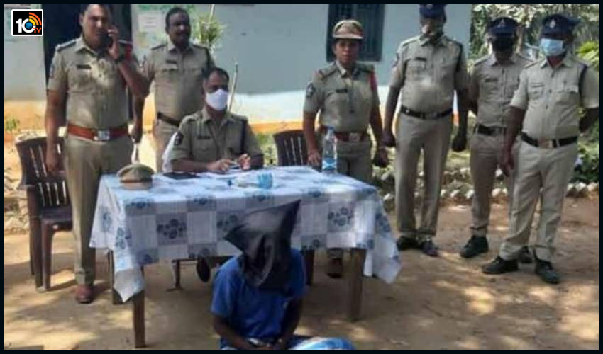 తల్లీ కూతుళ్లతో సహజీవనం : ఒకరిని మెడలో రాళ్లు కట్టి ప్రాజెక్టులో పడేసి..మరొకరి మెడకు చీర చుట్టి ముళ్లకంపలకు కట్టి చంపేసిన దారుణం తల్లీ కూతుళ్లతో సహజీవనం : ఒకరిని మెడలో రాళ్లు కట్టి ప్రాజెక్టులో పడేసి..మరొకరి మెడకు చీర చుట్టి ముళ్లకంపలకు కట్టి చంపేసిన దారుణం