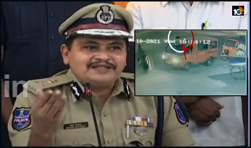 ఫార్మసీ విద్యార్థిని కేసు.. ఏకంగా పోలీస్ కమిషనరే ఆటోడ్రైవర్లకు సారీ చెప్పాల్సి వచ్చింది ఫార్మసీ విద్యార్థిని కేసు.. ఏకంగా పోలీస్ కమిషనరే ఆటోడ్రైవర్లకు సారీ చెప్పాల్సి వచ్చింది