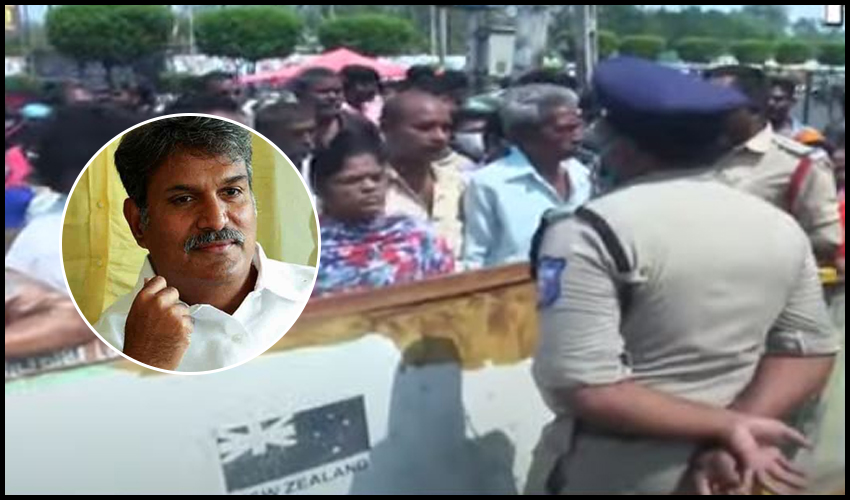 కేశినేని నాని మోసం చేశారంటూ టీడీపీ కార్యకర్తల ఆందోళన కేశినేని నాని మోసం చేశారంటూ టీడీపీ కార్యకర్తల ఆందోళన