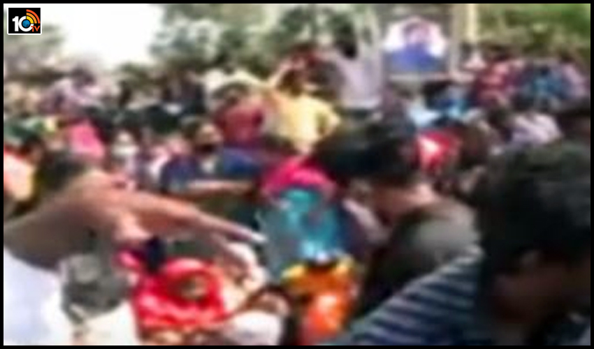రాష్ట్రవ్యాప్తంగా వలంటీర్ల ఆందోళన..వేతనాలు పెంచాలని, ఉద్యోగ భద్రత కల్పించాలని డిమాండ్ రాష్ట్రవ్యాప్తంగా వలంటీర్ల ఆందోళన..వేతనాలు పెంచాలని, ఉద్యోగ భద్రత కల్పించాలని డిమాండ్