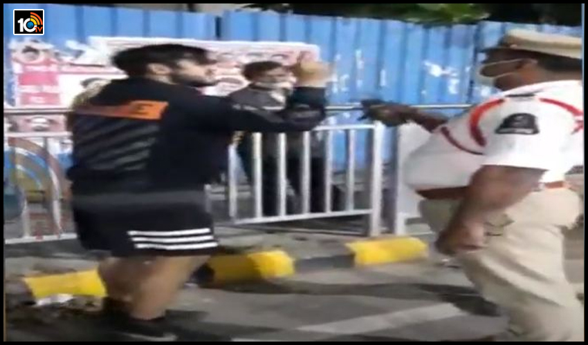 జూబ్లీహిల్స్లో ట్రాఫిక్ పోలీసులపై యువకుడు దాడి : బైక్ సైలెన్సర్ తీసేసి మితిమీరిన శబ్దంతో బైక్ నడుపుతూ రచ్చ జూబ్లీహిల్స్లో ట్రాఫిక్ పోలీసులపై యువకుడు దాడి : బైక్ సైలెన్సర్ తీసేసి మితిమీరిన శబ్దంతో బైక్ నడుపుతూ రచ్చ