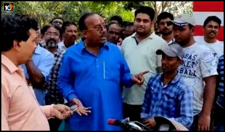 ఓట్లు వేయకపోతే నీళ్లు, కరెంట్ కట్ చేస్తానని బెదిరిస్తోన్న మంత్రి ఓట్లు వేయకపోతే నీళ్లు, కరెంట్ కట్ చేస్తానని బెదిరిస్తోన్న మంత్రి