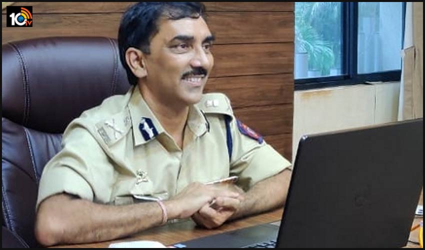 ఓ ప్రేమికుడి వింత ప్రశ్నకు సీపీ రిప్లై..నెటిజన్ల ప్రశంసలు ఓ ప్రేమికుడి వింత ప్రశ్నకు సీపీ రిప్లై..నెటిజన్ల ప్రశంసలు