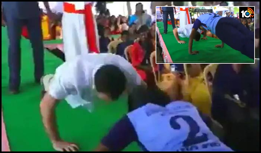 విద్యార్థులతో రాహుల్ గాంధీ ఫుషప్స్, వీడియో వైరల్ విద్యార్థులతో రాహుల్ గాంధీ ఫుషప్స్, వీడియో వైరల్