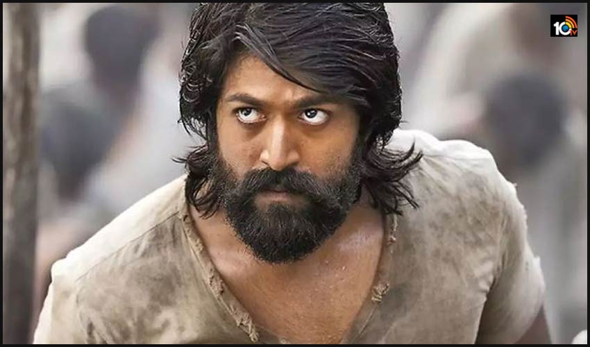 ప్రముఖ హీరో యశ్ తల్లికి, గ్రామస్తులకు మధ్య గొడవ.. రంగంలోకి పోలీసులు ప్రముఖ హీరో యశ్ తల్లికి, గ్రామస్తులకు మధ్య గొడవ.. రంగంలోకి పోలీసులు