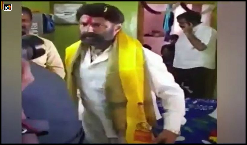 అభిమాని చెంప చెళ్లుమనిపించిన బాలకృష్ణ అభిమాని చెంప చెళ్లుమనిపించిన బాలకృష్ణ