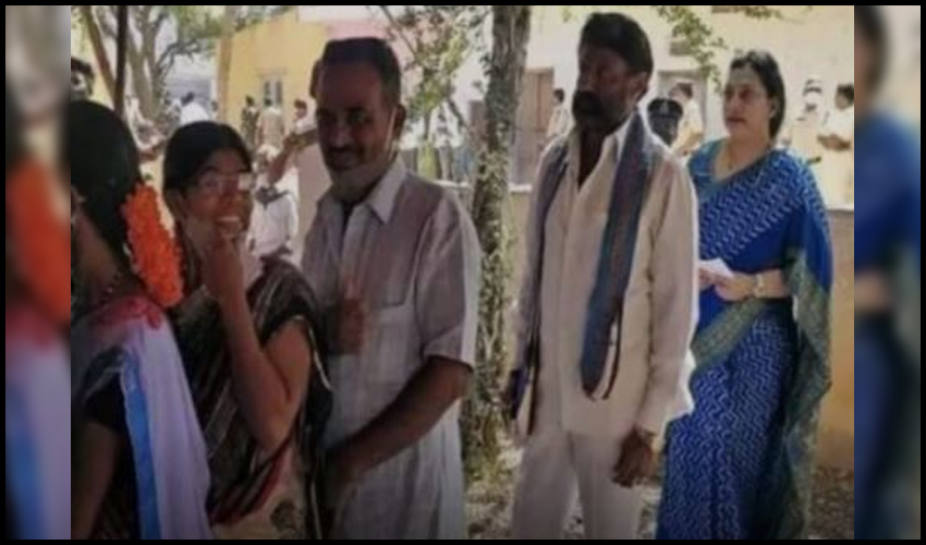కామన్ మ్యాన్లా క్యూలో నిలబడి ఓటేసిన ఎమ్మెల్యే బాలకృష్ణ కామన్ మ్యాన్లా క్యూలో నిలబడి ఓటేసిన ఎమ్మెల్యే బాలకృష్ణ