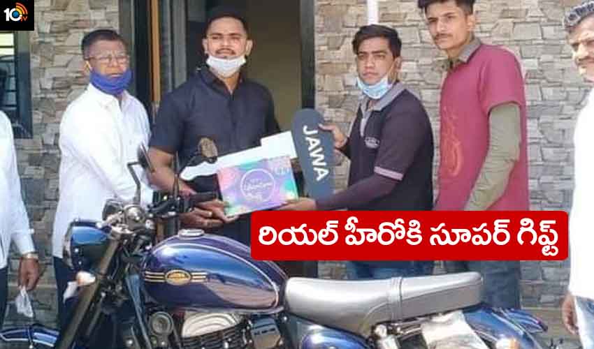 Pointsman Mayur Shelke Honoured By Jawa Motorcycles
