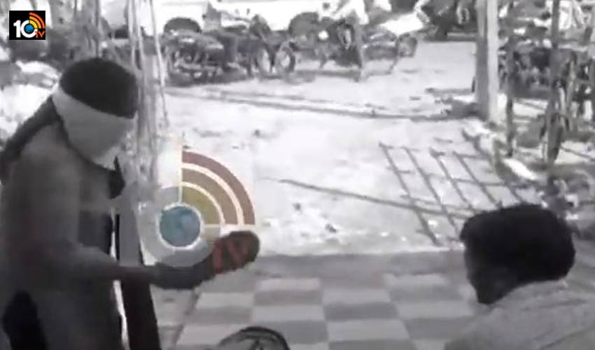 Woman Attack : లైంగికంగా వేధిస్తున్నాడంటూ.. యువకుడిపై యువతి దాడి Woman Attack : లైంగికంగా వేధిస్తున్నాడంటూ.. యువకుడిపై యువతి దాడి