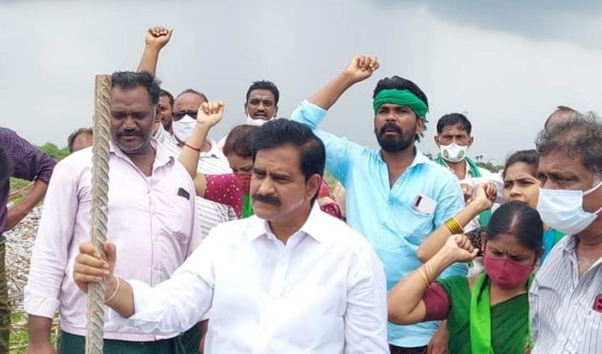 Devineni Uma: టీడీపీ నేత, మాజీమంత్రి దేవినేని ఉమాపై దాడి Devineni Uma: టీడీపీ నేత, మాజీమంత్రి దేవినేని ఉమాపై దాడి