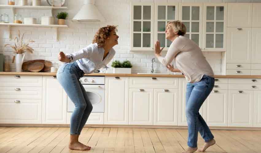 Dancing Improves Fitness : డ్యాన్స్ మంచిదే.. కొవ్వు తగ్గిస్తుంది, ఫిట్గా ఉంచుతుంది Dancing Improves Fitness : డ్యాన్స్ మంచిదే.. కొవ్వు తగ్గిస్తుంది, ఫిట్గా ఉంచుతుంది