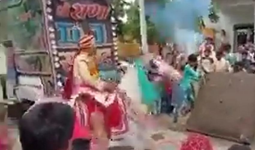 Viral Video: బరాత్ ఊరేగింపు.. పెళ్లి కుమారుడితో ఉడాయించిన గుర్రం! Viral Video: బరాత్ ఊరేగింపు.. పెళ్లి కుమారుడితో ఉడాయించిన గుర్రం!
