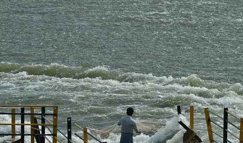 Water Wastage : నిన్నటిదాకా నీటి కోసం గొడవలు, ఇప్పుడు సముద్రం పాలు Water Wastage : నిన్నటిదాకా నీటి కోసం గొడవలు, ఇప్పుడు సముద్రం పాలు