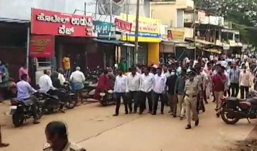 Yediyurappa Supporters : షాపులు మూసేసిన యడియూరప్ప అభిమానులు Yediyurappa Supporters : షాపులు మూసేసిన యడియూరప్ప అభిమానులు