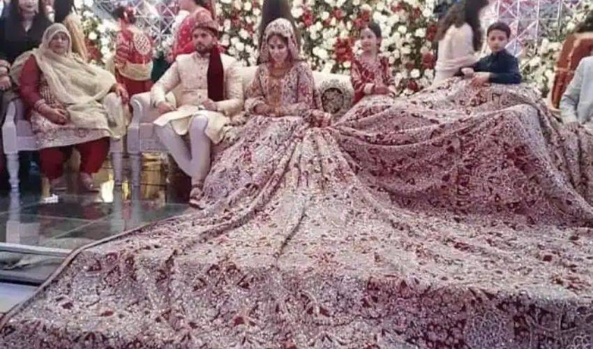 Pakistani Bride Wedding Wears 100 Kg Lehenga (1)