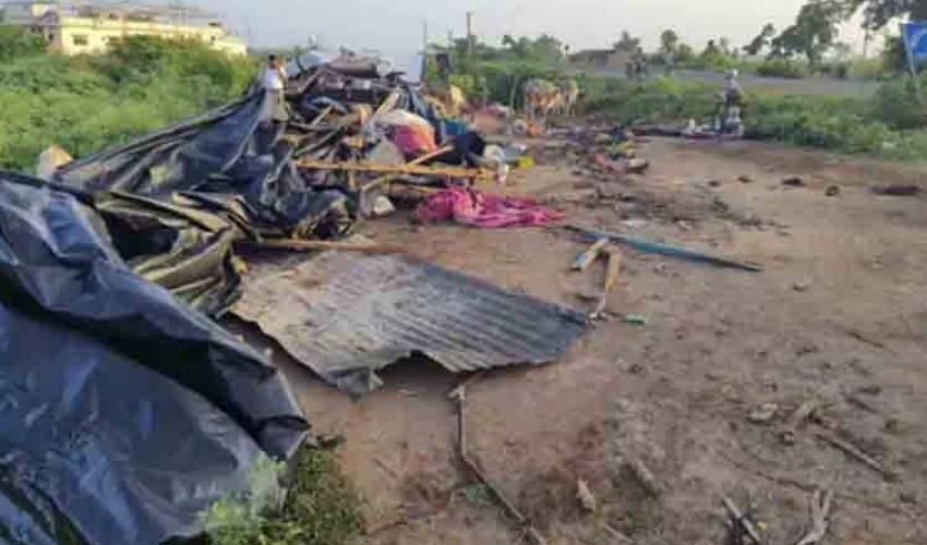 Road Accident: గుడిసెలోకి దూసుకెళ్లిన ట్రక్కు.. నిద్రిస్తున్న 9మంది కార్మికులు మృతి Road Accident: గుడిసెలోకి దూసుకెళ్లిన ట్రక్కు.. నిద్రిస్తున్న 9మంది కార్మికులు మృతి