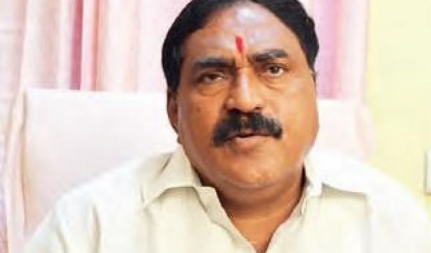 Telangana : ఎర్రబెల్లికి తప్పిన ప్రమాదం, కారు ధ్వంసం Telangana : ఎర్రబెల్లికి తప్పిన ప్రమాదం, కారు ధ్వంసం