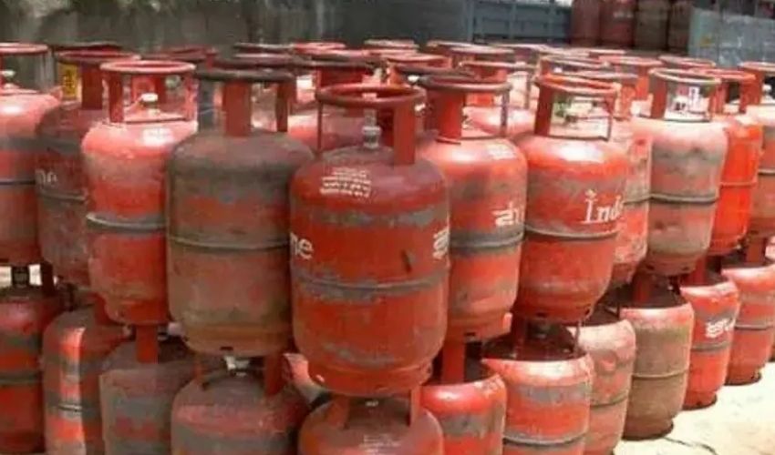 LPG cylinder: బాదుడే బాదుడు.. రూ. 25 పెరిగిన వంట గ్యాస్ ధరలు LPG cylinder: బాదుడే బాదుడు.. రూ. 25 పెరిగిన వంట గ్యాస్ ధరలు