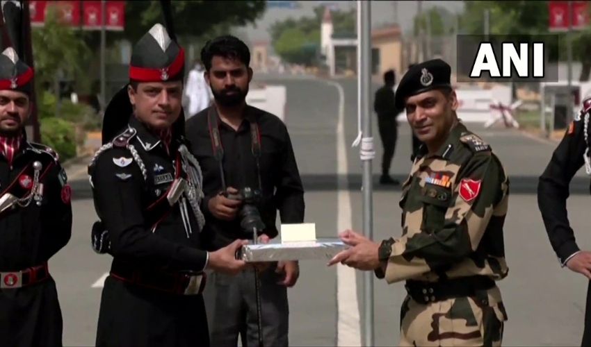 India And Pakistan Soldiers Shares Sweets