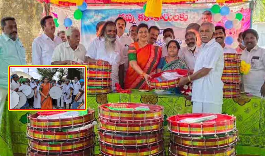 RK Roja : డప్పు కొట్టి దరువేసిన రోజా RK Roja : డప్పు కొట్టి దరువేసిన రోజా