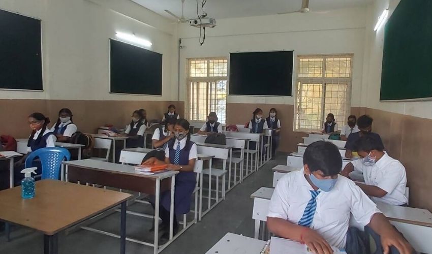 Online Classes: ఆన్లైన్ క్లాస్లకు అనుమతి నిరాకరించిన ప్రభుత్వం Online Classes: ఆన్లైన్ క్లాస్లకు అనుమతి నిరాకరించిన ప్రభుత్వం