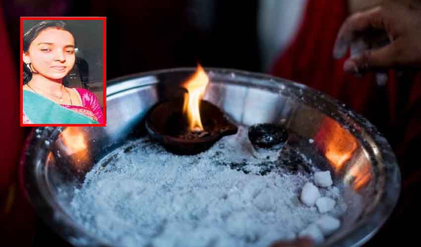 Suicide : ఆరిన హారతి, కిందపడిన కుంకుమ.. ఆయుష్షు తీరిందని ఆత్మహత్య Suicide : ఆరిన హారతి, కిందపడిన కుంకుమ.. ఆయుష్షు తీరిందని ఆత్మహత్య